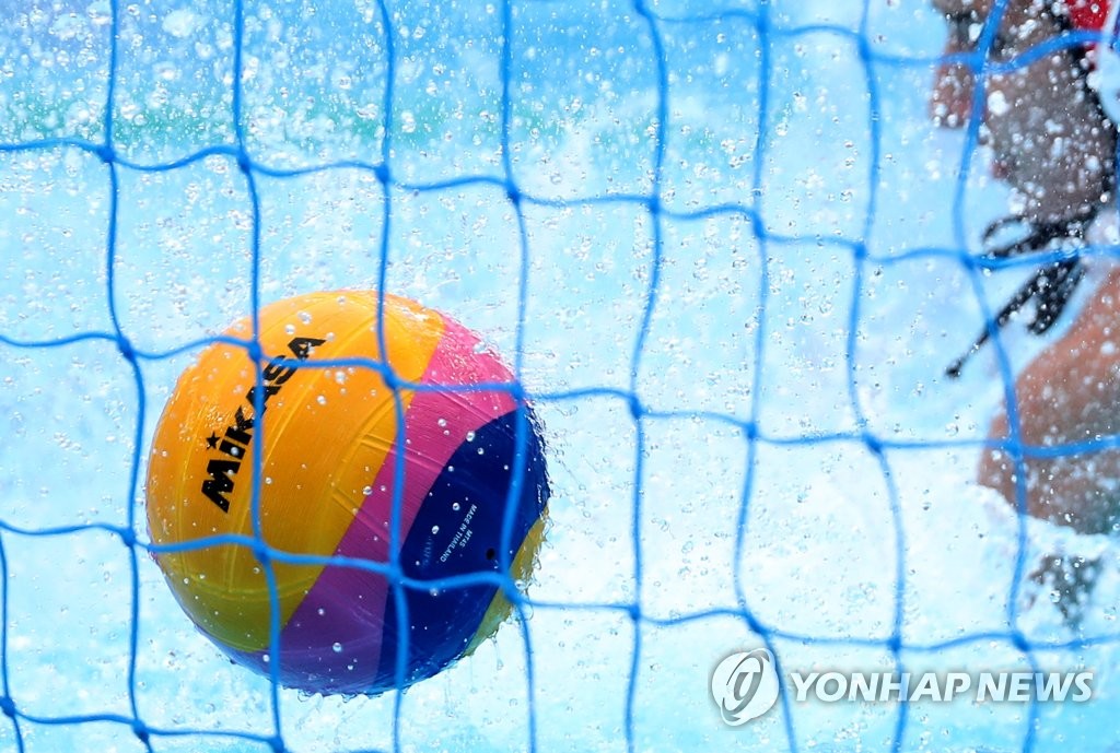 힘차게 골망 가르는 수구공