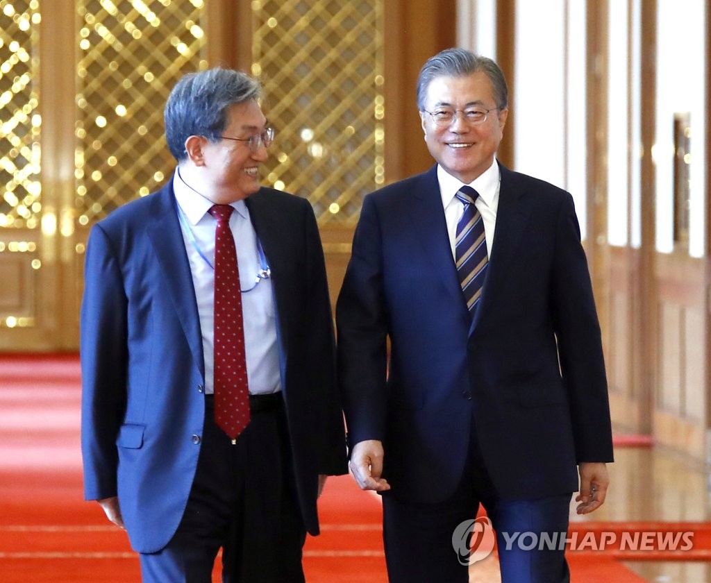 여야 5당 대표 만나기 위해 입장하는 문 대통령