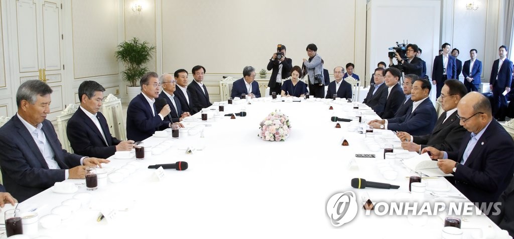 문 대통령, 예비역 군 주요인사 초청 오찬 간담회