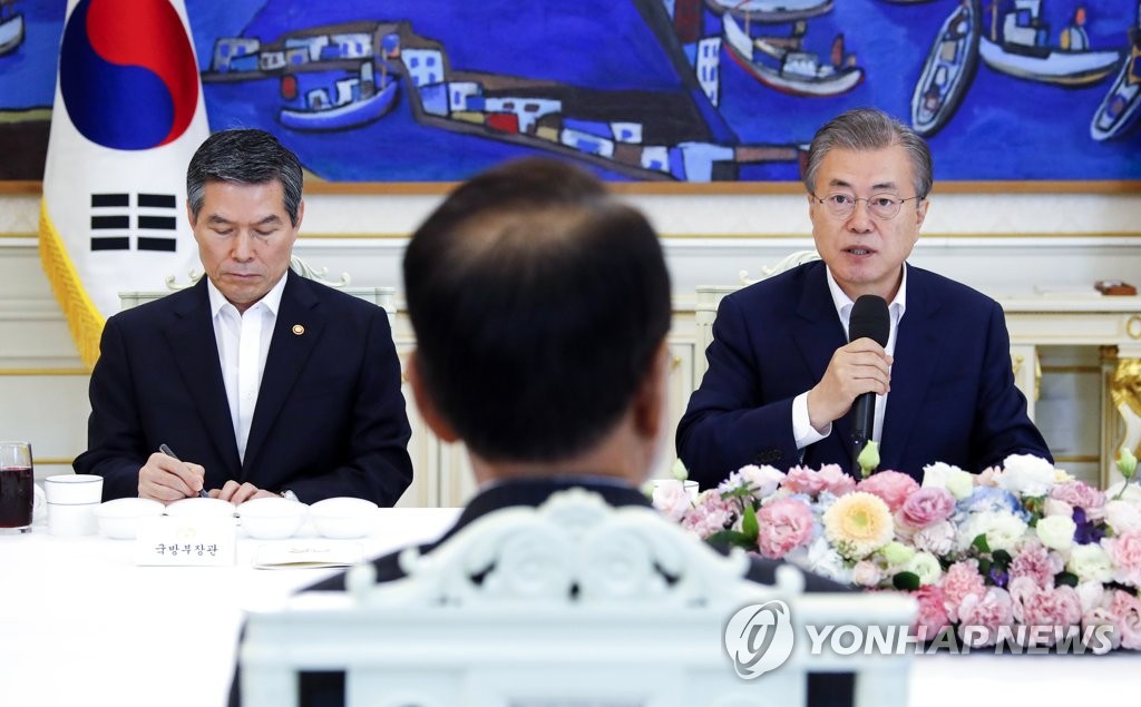 예비역 군 원로 초청 오찬 간담회하는 문 대통령