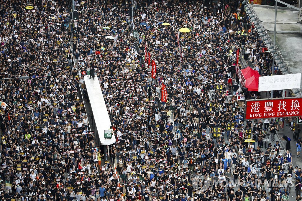 '검은 물결' 이룬 홍콩 송환법 반대 시위대