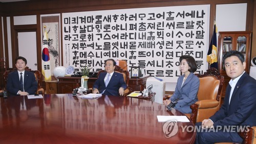 문 의장과 회동하는 교섭단체 원내대표들