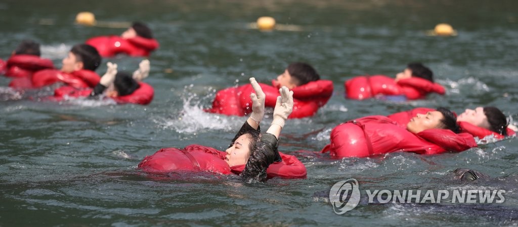 해군, 혹서기 생존 전투 수영