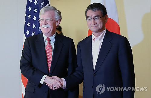 도쿄에서 만난 美볼턴과 일본 외무상