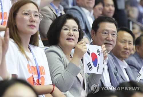 응원하는 김정숙 여사