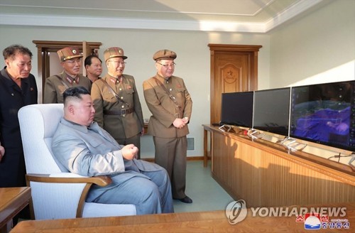 모니터 보는 김정은 국무위원장