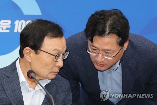 이야기하는 이해찬 대표와 홍익표 의원