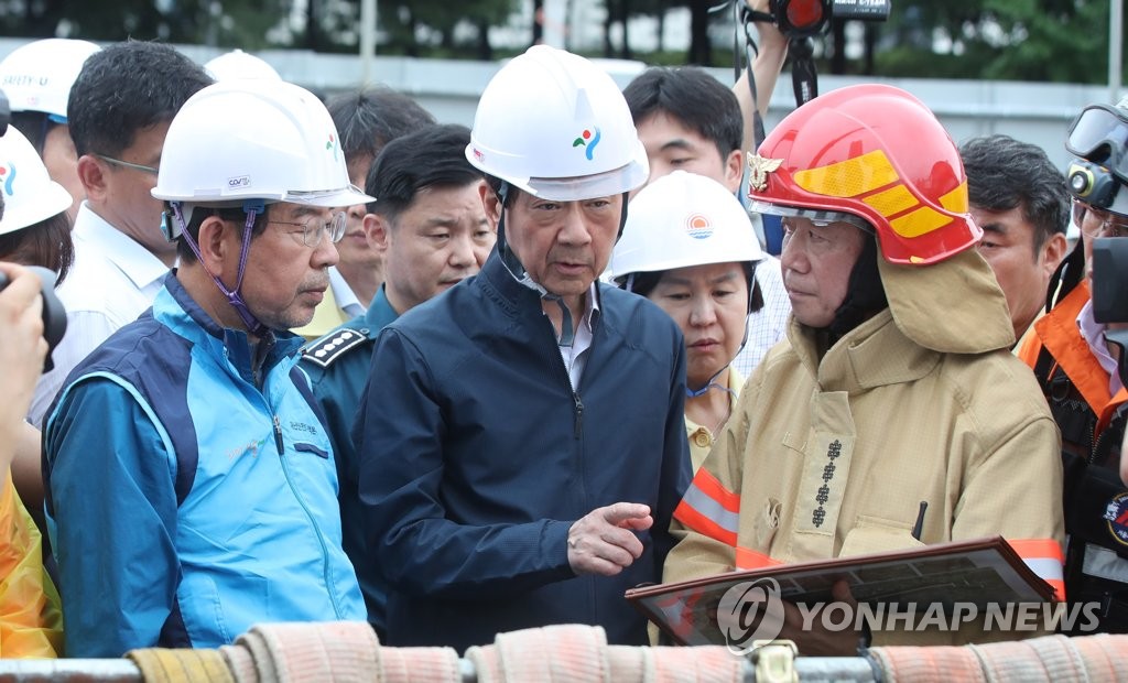목동 펌프장 사고 현황 보고받는 진영 장관-박원순 시장