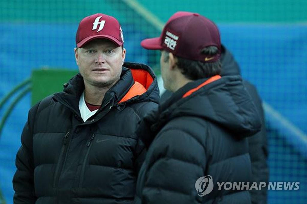 This file photo provided by the Kiwoom Heroes on March 8, 2019, shows Shane Spencer (L), former manager of Kiwoom's Futures League affiliate, the Goyang Heroes. (PHOTO NOT FOR SALE) (Yonhap)