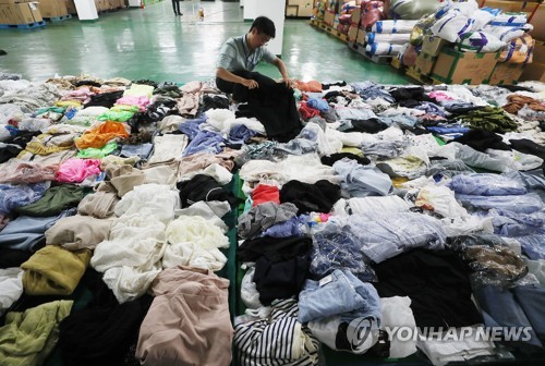 동대문 의류 중국에 밀수출한 조직 적발