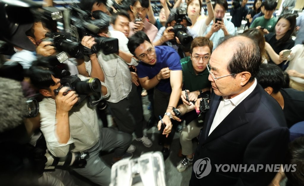 질문 받지 않는 윤동한 한국콜마 회장