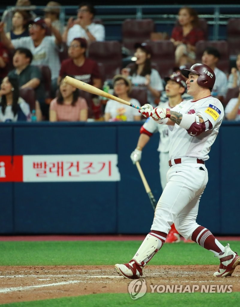 Park Byung-ho of the Kiwoom Heroes watches his two-run home run against the Doosan Bears in the bottom of the seventh inning of a Korea Baseball Organization regular season game at Gocheok Sky Dome in Seoul on Aug. 11, 2019. (Yonhap)
