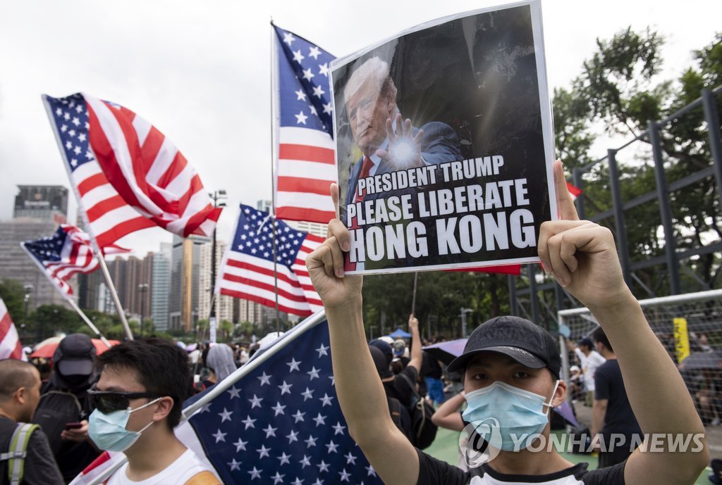 '홍콩 해방을'…트럼프 사진 든 홍콩 시위대