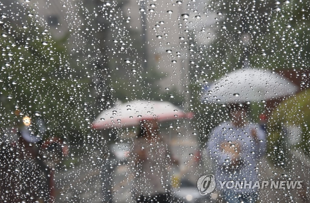 우산을 쓴 시민들이 길을 걷고 있다. [연합뉴스 자료사진]