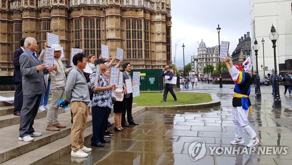 ロンドンでも「NO安倍」 ロンドンでも「NO安倍」