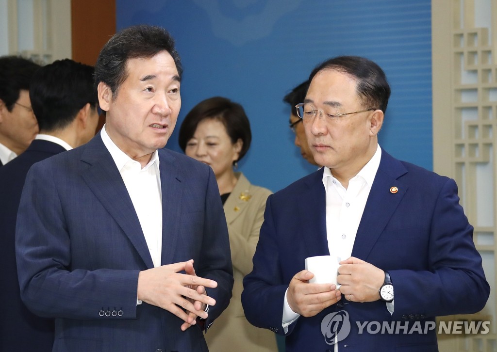 대화하는 이낙연 총리와 홍남기 부총리