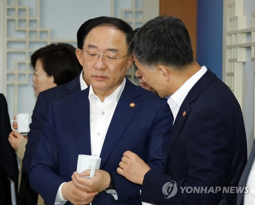 얘기 나누는 홍남기 경제부총리와 박능후 보건복지부 장관