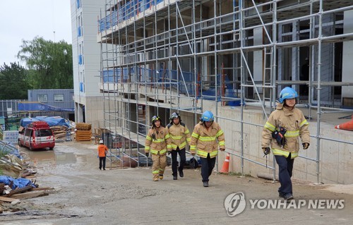 속초 아파트 공사용 엘리베이터 추락, 6명 사상