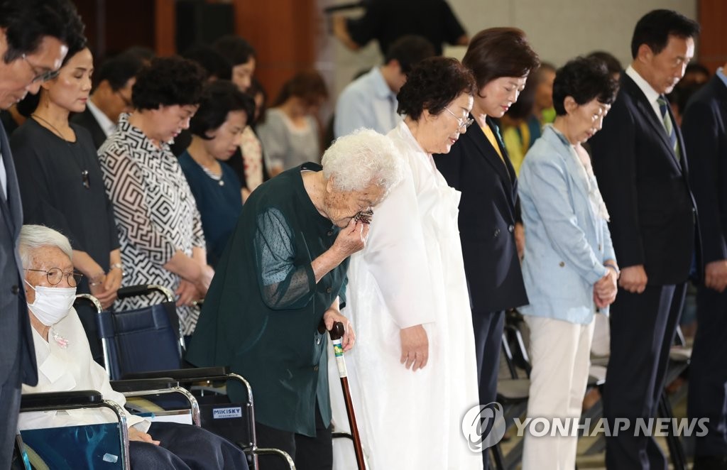 묵념하는 참석자들