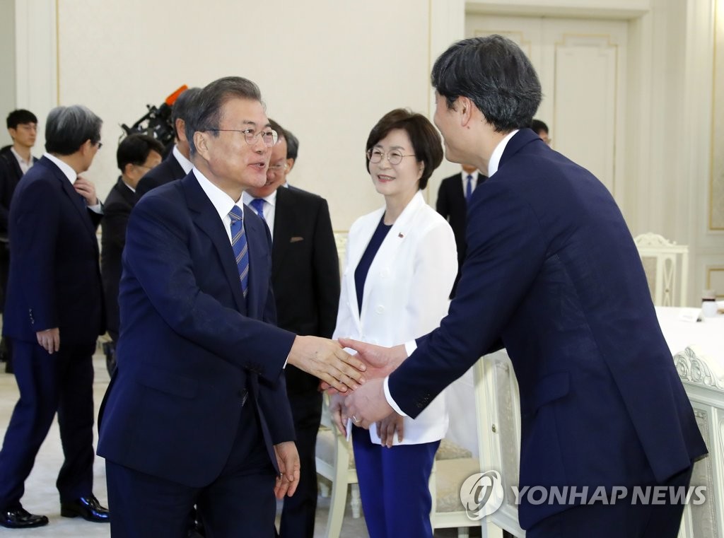 문 대통령, 국정과제위원장들과 인사