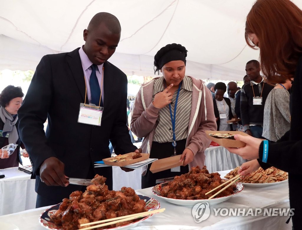 한국 음식 담는 아프리카 청년