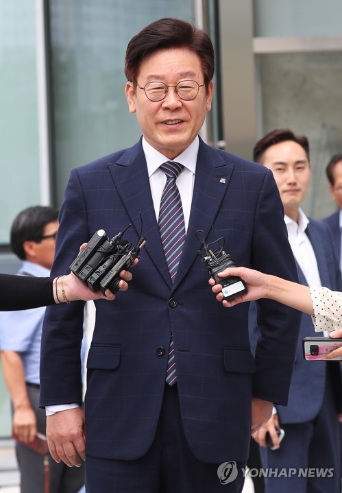질문에 답하는 이재명 경기지사
