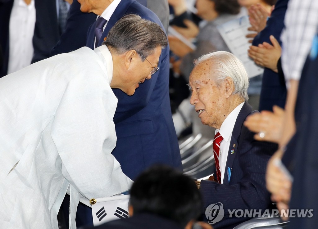 애국지사들과 인사하는 문 대통령