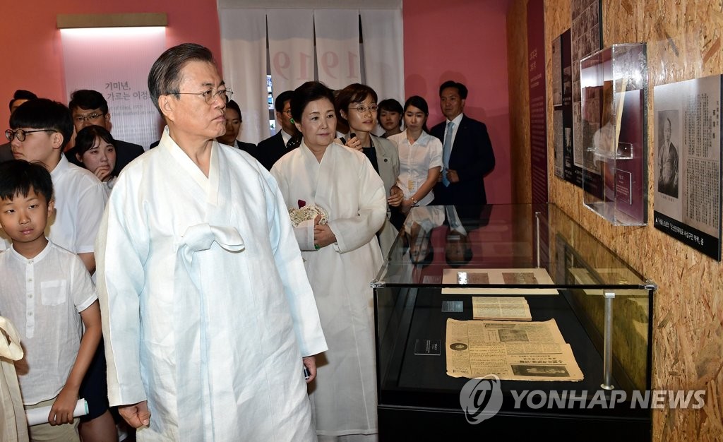 문 대통령 내외, 특별전시관 관람