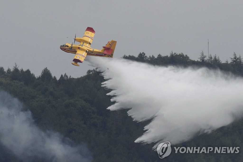 프랑스 카르카손 '산불'에 물 투하하는 비행기