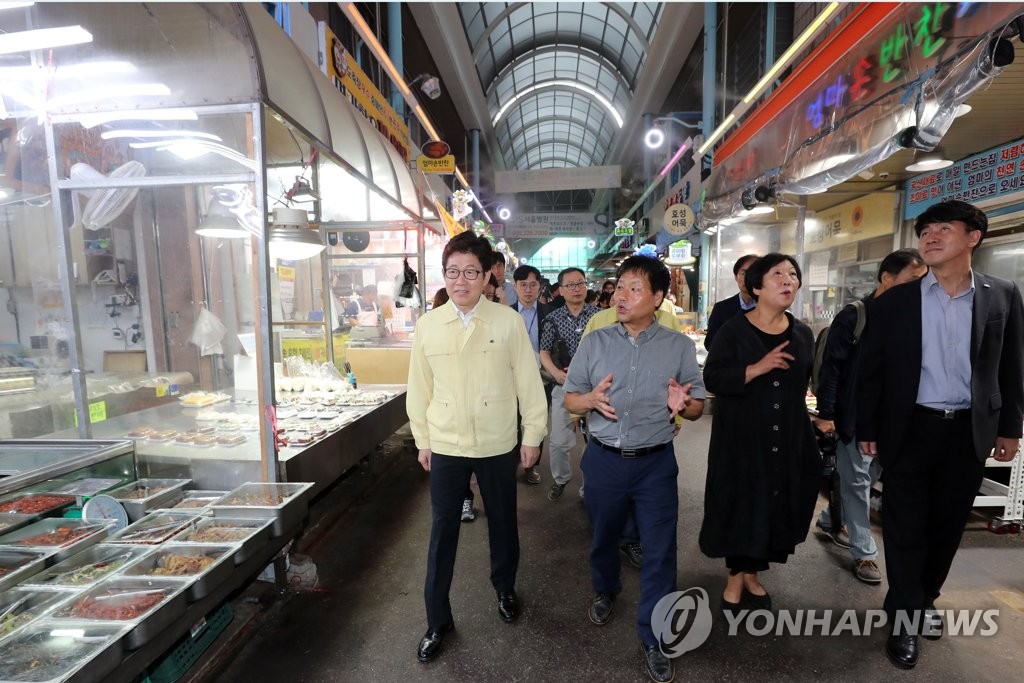 전통시장 폭염 대응 상황 점검하는 조명래 장관