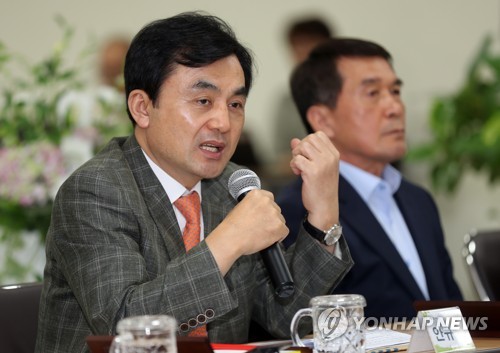 주민 질의에 답하는 안규백 국회 국방위원장