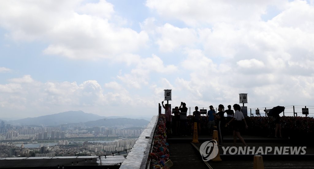 서울 남산 전망대를 찾은 관광객들이 청명한 도심을 내려다 보고 있다. [연합뉴스 자료사진]