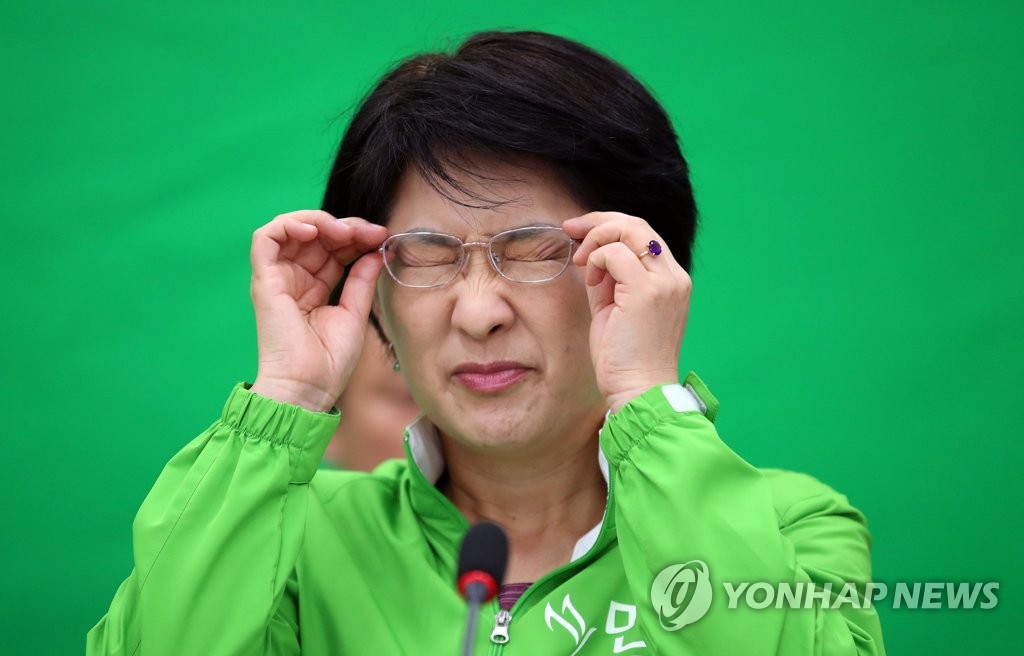 안경 고쳐 쓰는 박주현 의원