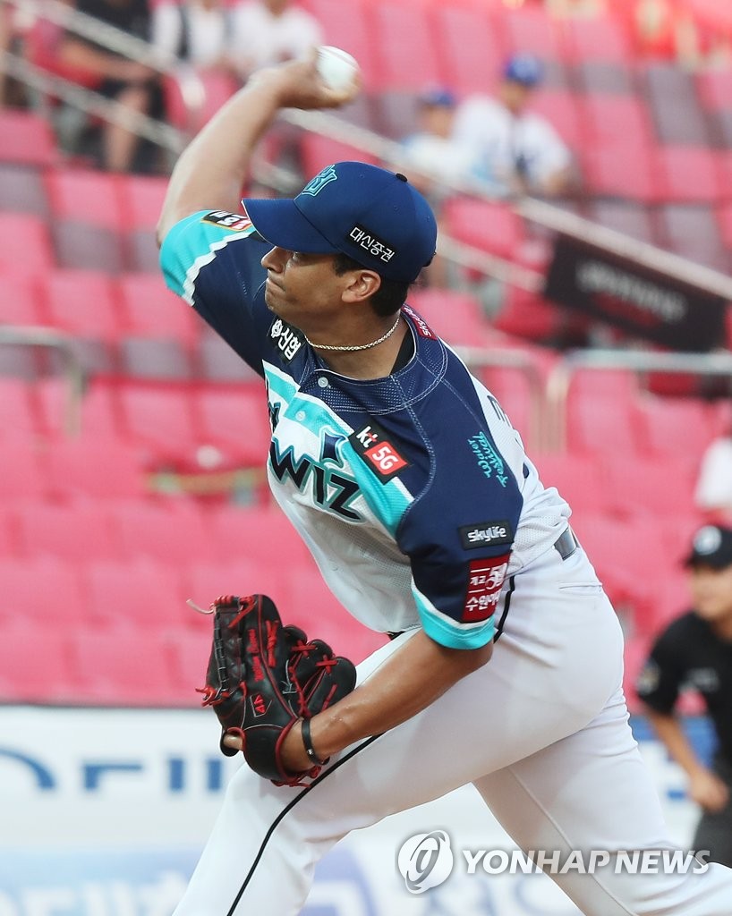 KT Wiz's Cuevas pitches against Samsung Lions KT Wiz's Cuevas pitches against Samsung Lions
