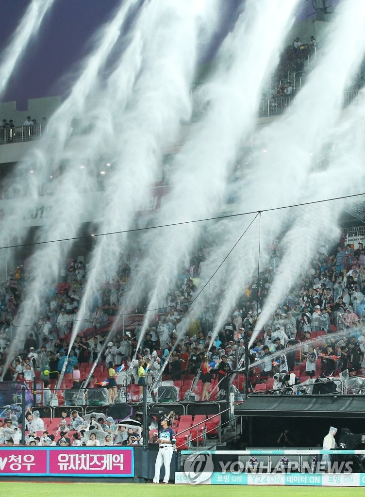 Baseball fans cool off Baseball fans cool off