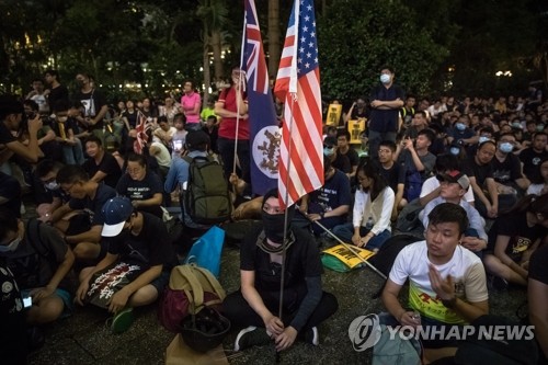美·英 국기 들고 집회 참여한 홍콩 시민들