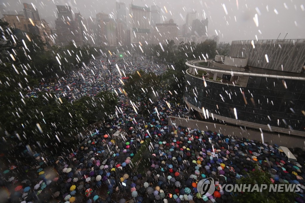 폭우 속 홍콩 대규모 집회