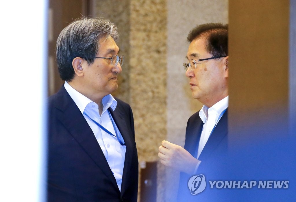 얘기 나누는 노영민-정의용