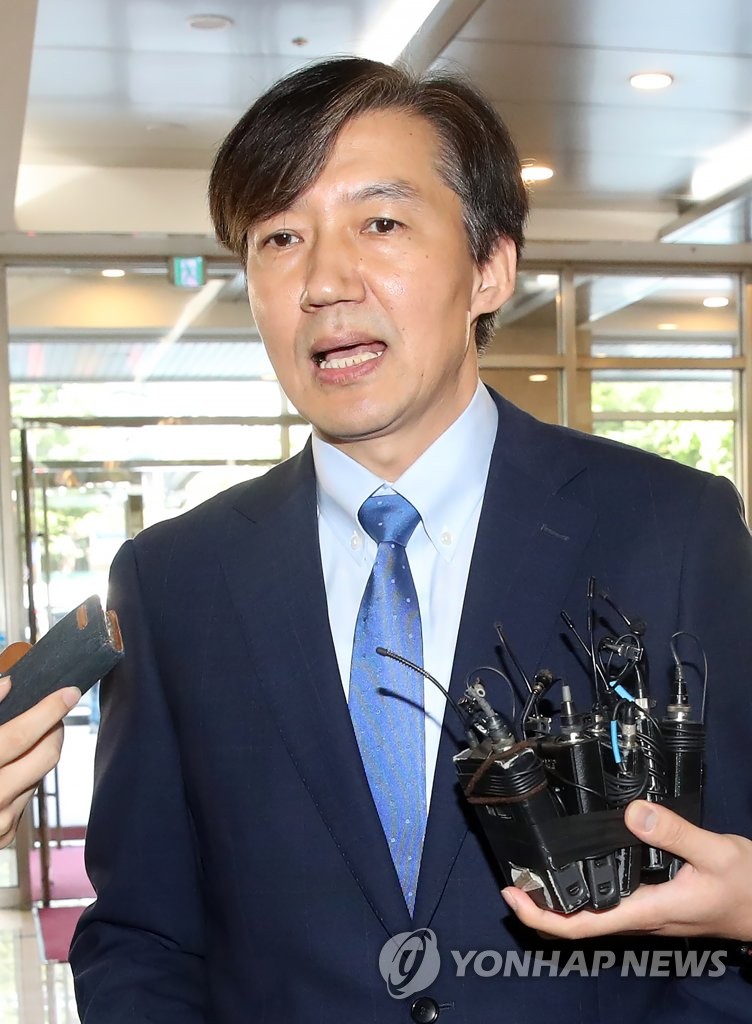 질문에 답하는 조국 후보자