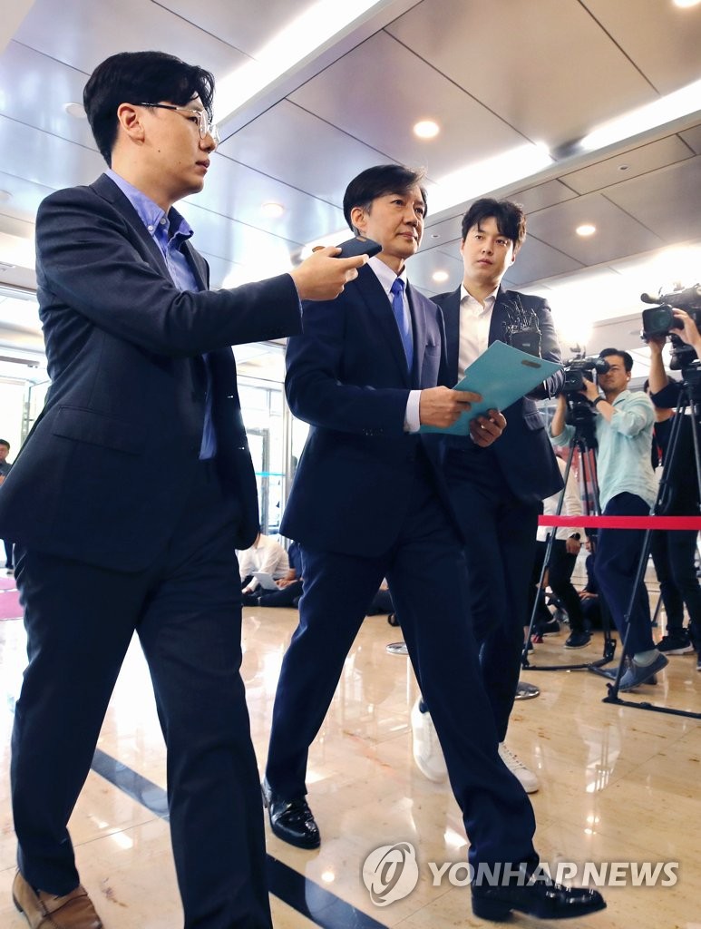 출근하는 조국 후보자