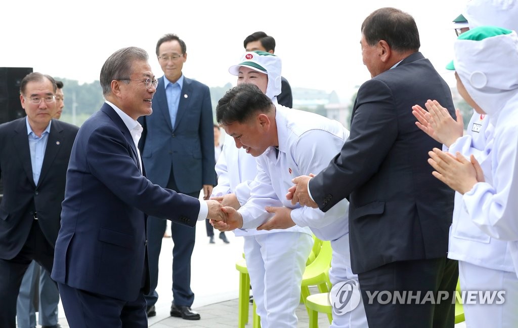 식품산업 활성화 기업 현장 방문한 문 대통령