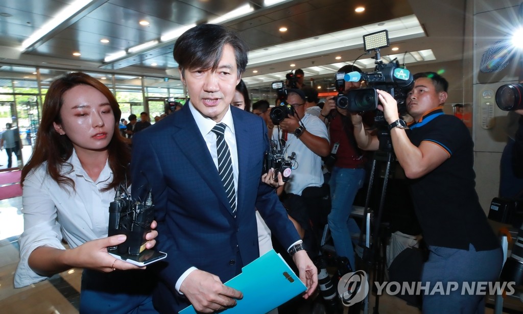 출근하는 조국 후보자
