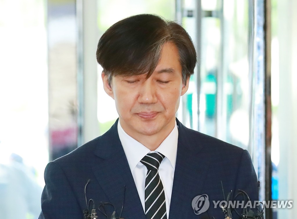 눈 감은 조국 후보자