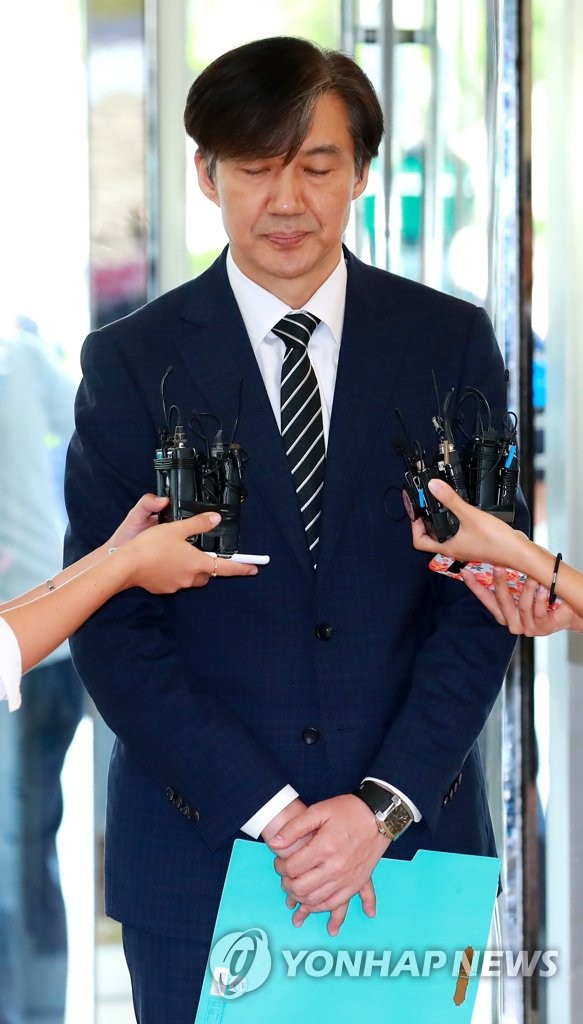 눈 감은 조국 후보자