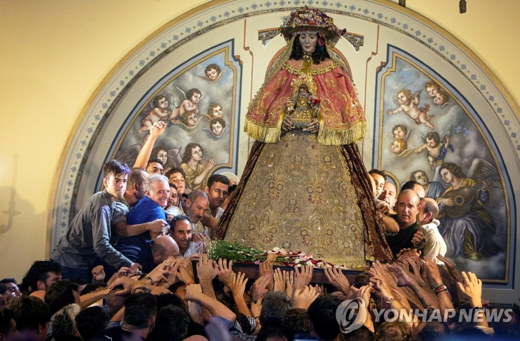 성모상 맞이하는 스페인 순례 행사의 신자들