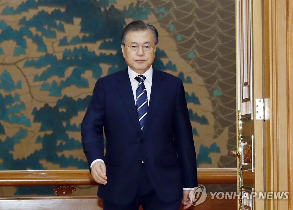 주한 신임 대사 신임장 제정식 입장하는 문 대통령