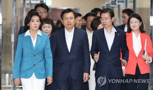 최고위원회의 들어서는 황교안-나경원