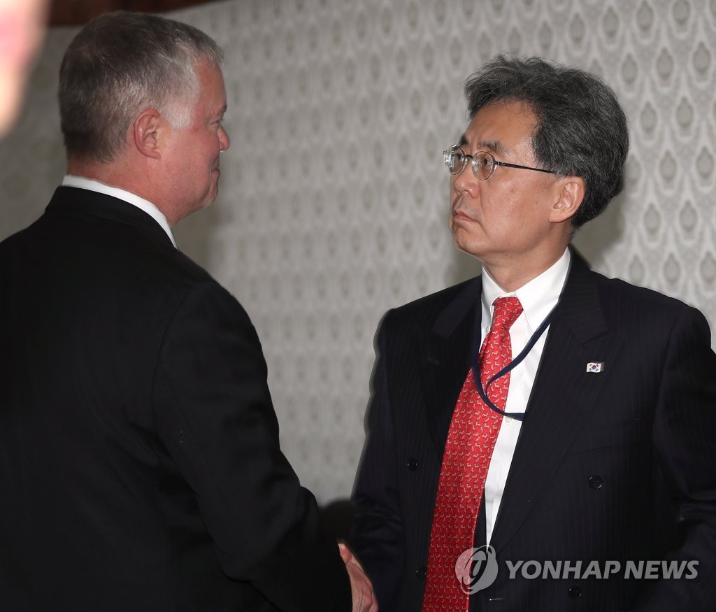 U.S. Special Representative for North Korea Stephen Biegun (L) shakes hands with Kim Hyun-chong, a deputy director of the presidential National Security Office, before their talks in Seoul on Aug. 22, 2019. (Yonhap)