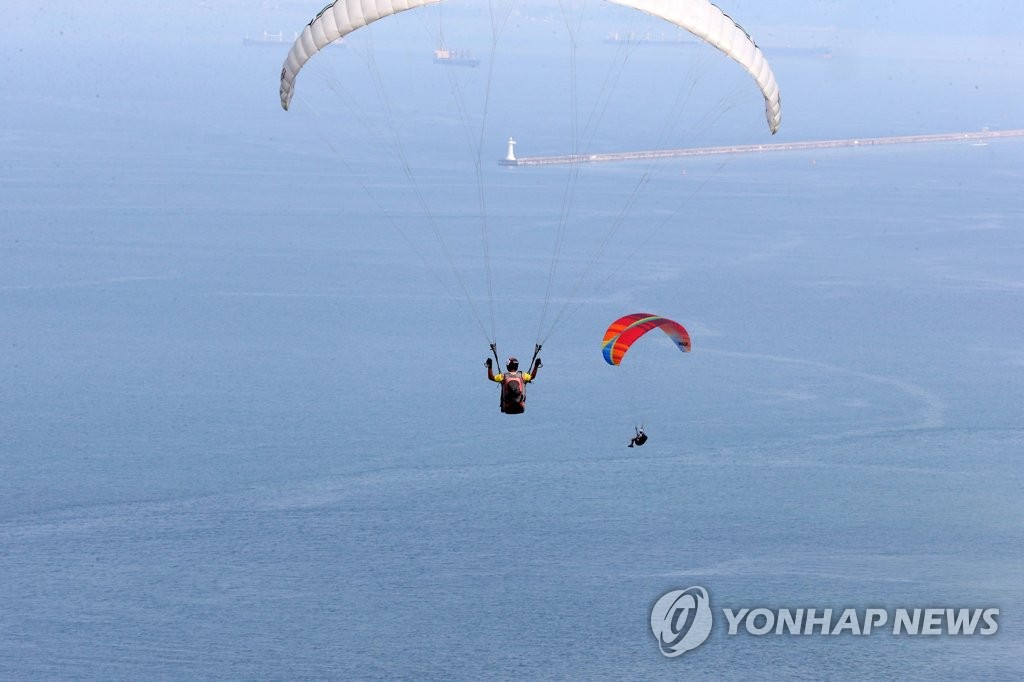 하늘을 나는 패러글라이더