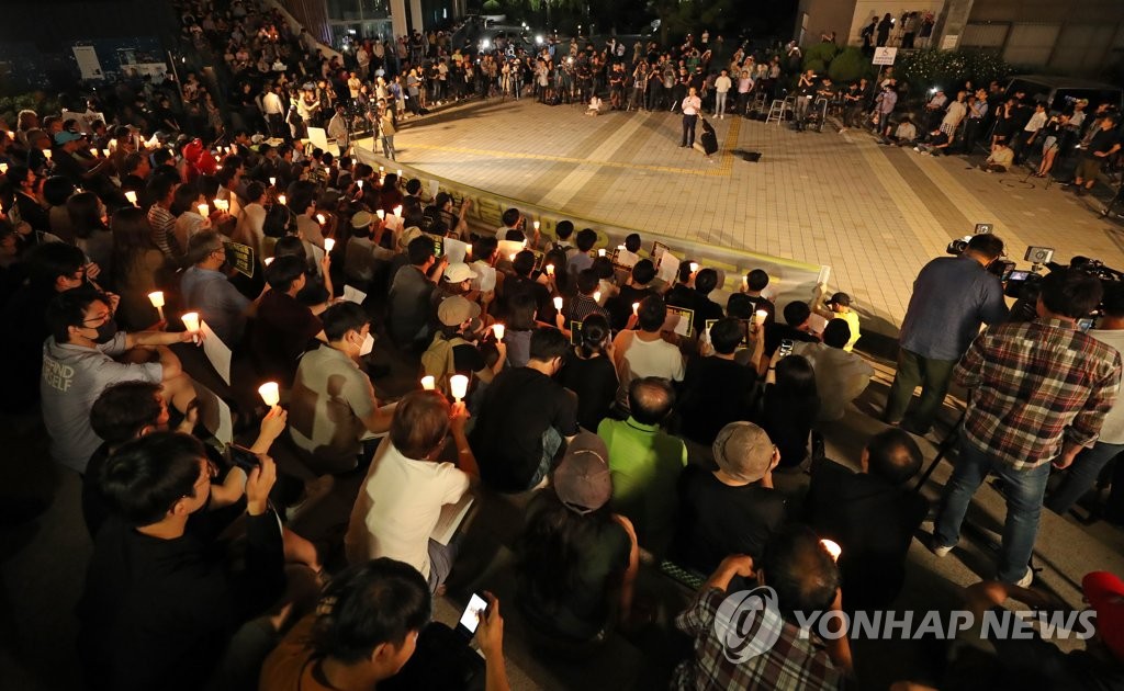 지난 23일 서울대 학생회관 앞에서 열린 촛불집회